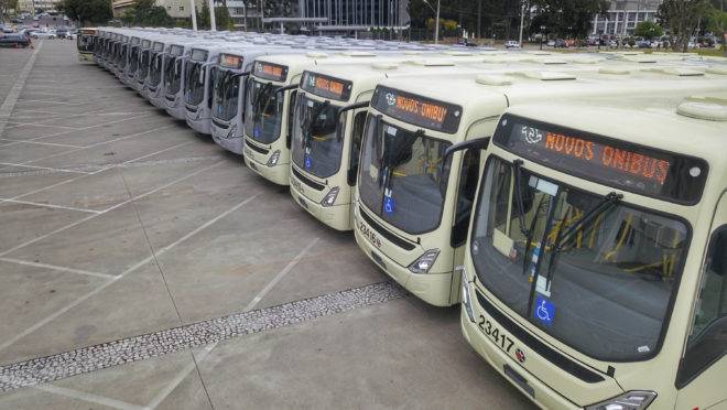 Como é a operação das linhas de ônibus metropolitanas em Curitiba e região?
